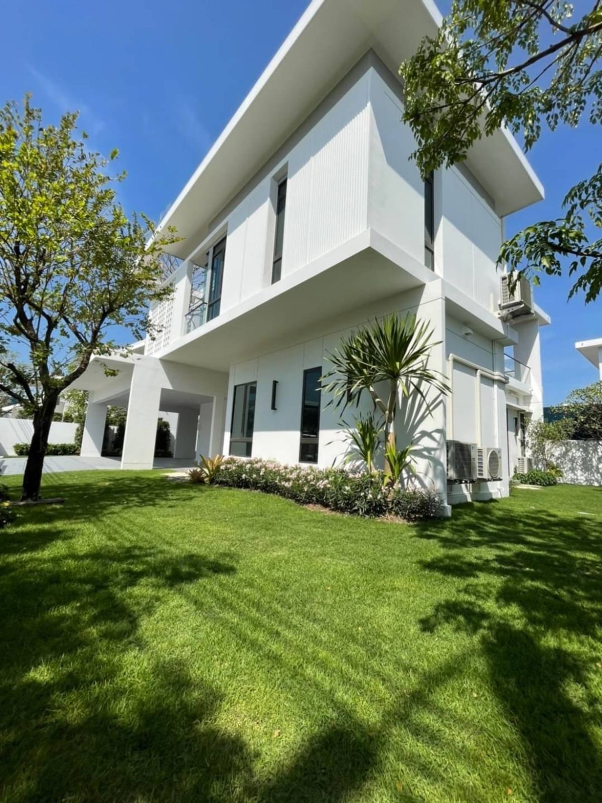 For RentHouseSamut Prakan,Samrong : Rent a detached house, Manthana Km. 15, the house next to Lake Mantana Bangnakm 15 Pool Villa 5-10 minutes to Mega Bangna.