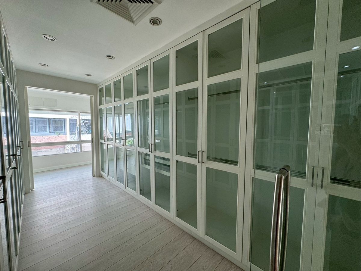 For SaleHouseSukhumvit, Asoke, Thonglor : Renovated House for Sales in Asoke-Nana. Strong Structure 全新装修的别墅出售，阿索克和娜娜区域，房子质量好！** NO CO-AGENT **