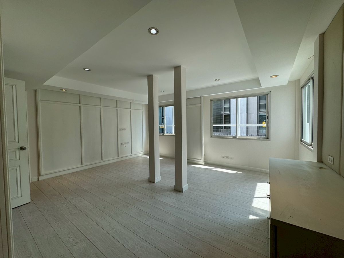 For SaleHouseSukhumvit, Asoke, Thonglor : Renovated House for Sales in Asoke-Nana. Strong Structure 全新装修的别墅出售，阿索克和娜娜区域，房子质量好！** NO CO-AGENT **