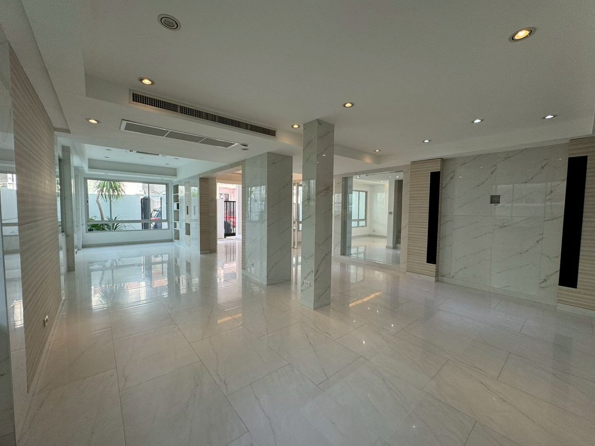 For SaleHouseSukhumvit, Asoke, Thonglor : Renovated House for Sales in Asoke-Nana. Strong Structure 全新装修的别墅出售，阿索克和娜娜区域，房子质量好！** NO CO-AGENT **