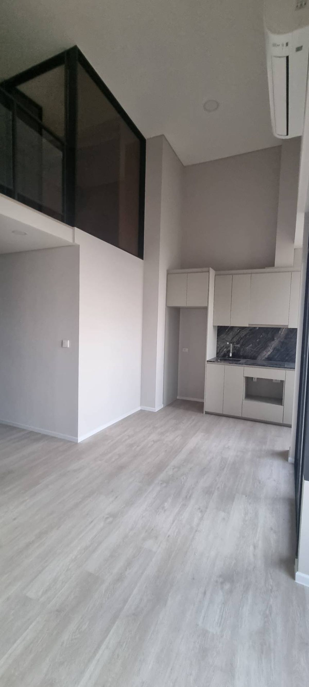 For SaleCondoRama9, Petchburi, RCA : Condo for sale, Landmark At MRT E Station (Rama 9), Building C, Floor 15, Local 63 SQM. Room 2BD (2 bedrooms 2) Some furniture buil-in. Price 7.3 million baht.