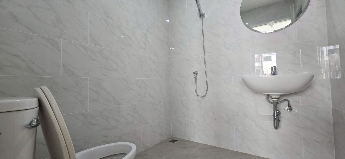 For SaleHouseSukhumvit, Asoke, Thonglor : Renovated House for Sales in Asoke-Nana. Strong Structure 全新装修的别墅出售，阿索克和娜娜区域，房子质量好！** NO CO-AGENT **