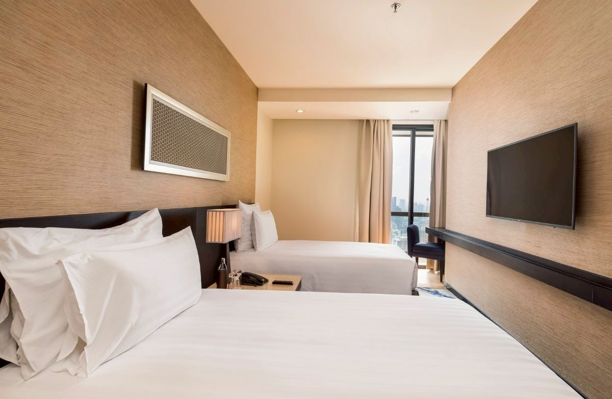 For RentCondoKhlongtoei, Kluaynamthai : ✨ 5 -star luxury condo for rent in the heart of Suchumwit Beautiful room decoration furniture Living room, city view, convenient to travel near BTS Phrom Phong