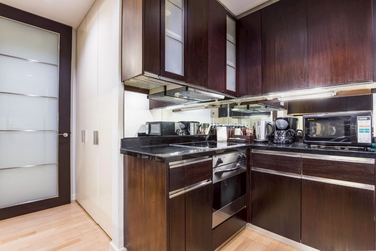 For RentCondoKhlongtoei, Kluaynamthai : ✨ 5 -star luxury condo for rent in the heart of Suchumwit Beautiful room decoration furniture Living room, city view, convenient to travel near BTS Phrom Phong