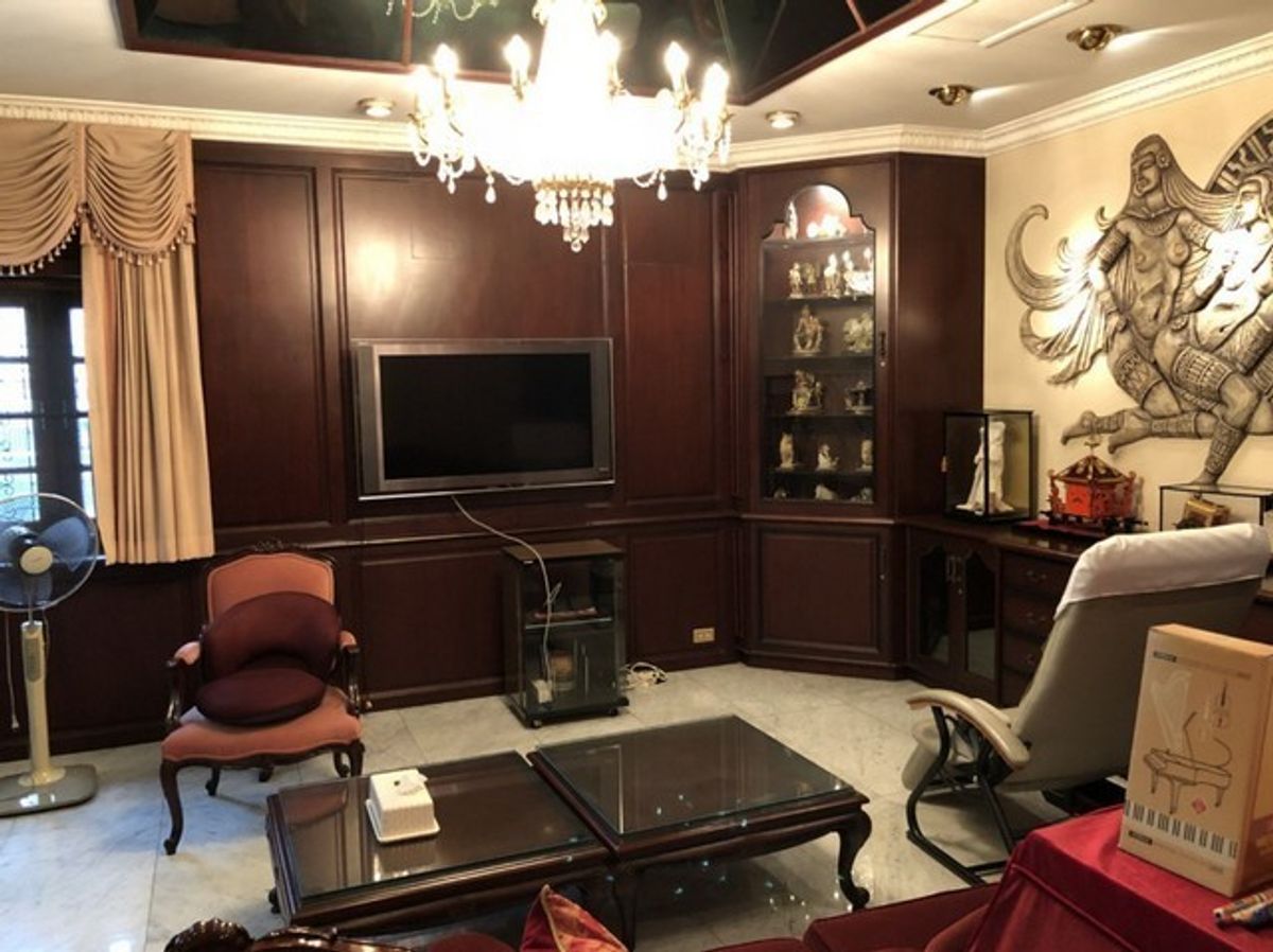 For RentHouseSathorn, Narathiwat : Rent a large detached house, area of ​​208 square meters, 800 square meters of living space, 5 bedrooms, Sathorn Road, Silom, Soi Suan Phlu Soi 6