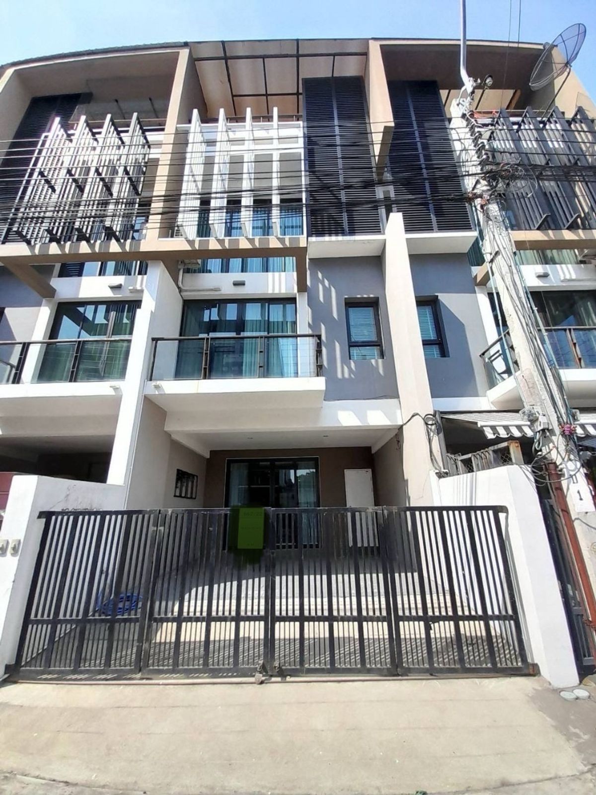 For SaleTownhomeOnnut, Udomsuk : 📢👇Townhome 3, half layer, good price, quiet, convenient to travel near the expressway