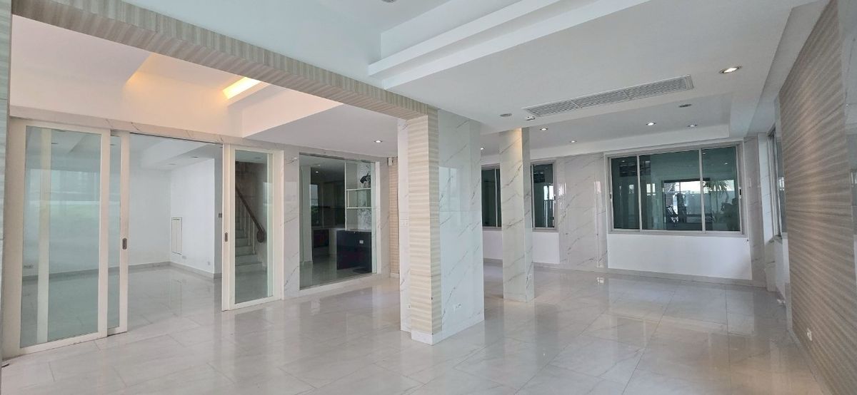 For SaleHouseSukhumvit, Asoke, Thonglor : Renovated House for Sales in Asoke-Nana. Strong Structure 全新装修的别墅出售，阿索克和娜娜区域，房子质量好！** NO CO-AGENT **