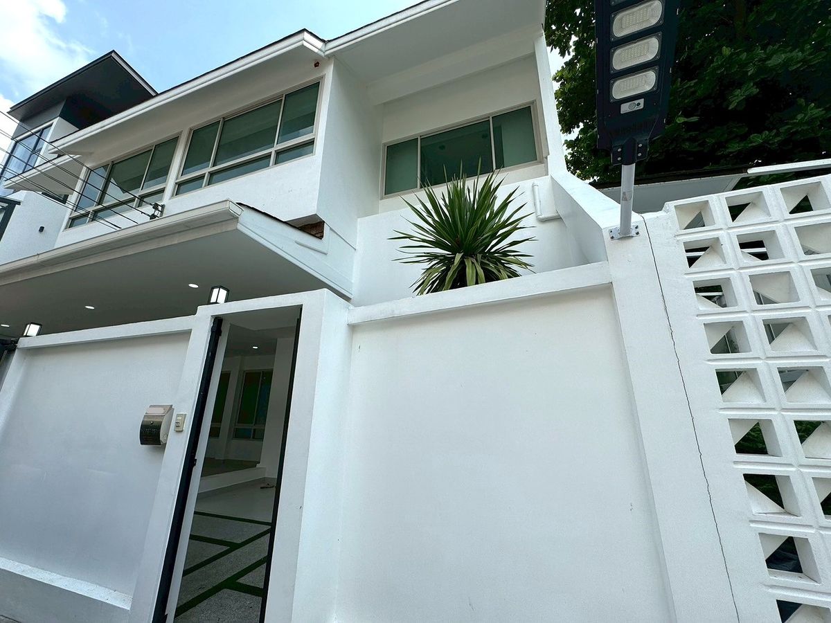 For SaleHouseSukhumvit, Asoke, Thonglor : Renovated House for Sales in Asoke-Nana. Strong Structure 全新装修的别墅出售，阿索克和娜娜区域，房子质量好！