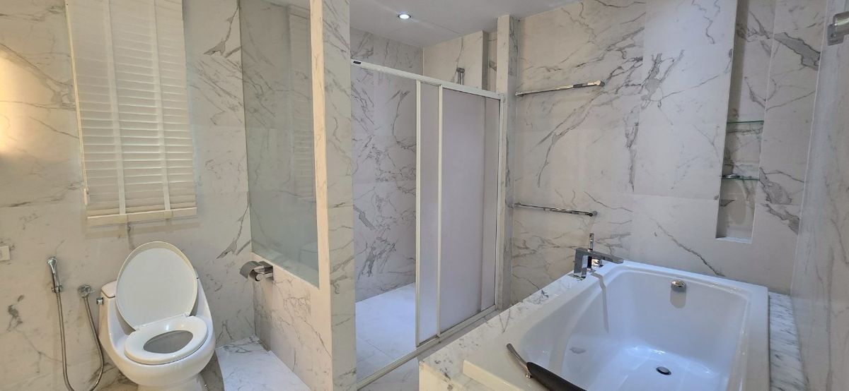 For SaleHouseSukhumvit, Asoke, Thonglor : Renovated House for Sales in Asoke-Nana. Strong Structure 全新装修的别墅出售，阿索克和娜娜区域，房子质量好！** NO CO-AGENT **