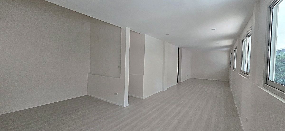 For SaleHouseSukhumvit, Asoke, Thonglor : Renovated House for Sales in Asoke-Nana. Strong Structure 全新装修的别墅出售，阿索克和娜娜区域，房子质量好！** NO CO-AGENT **