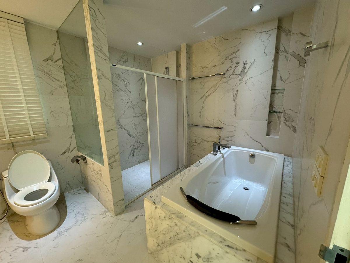 For SaleHouseSukhumvit, Asoke, Thonglor : Renovated House for Sales in Asoke-Nana. Strong Structure 全新装修的别墅出售，阿索克和娜娜区域，房子质量好！** NO CO-AGENT **