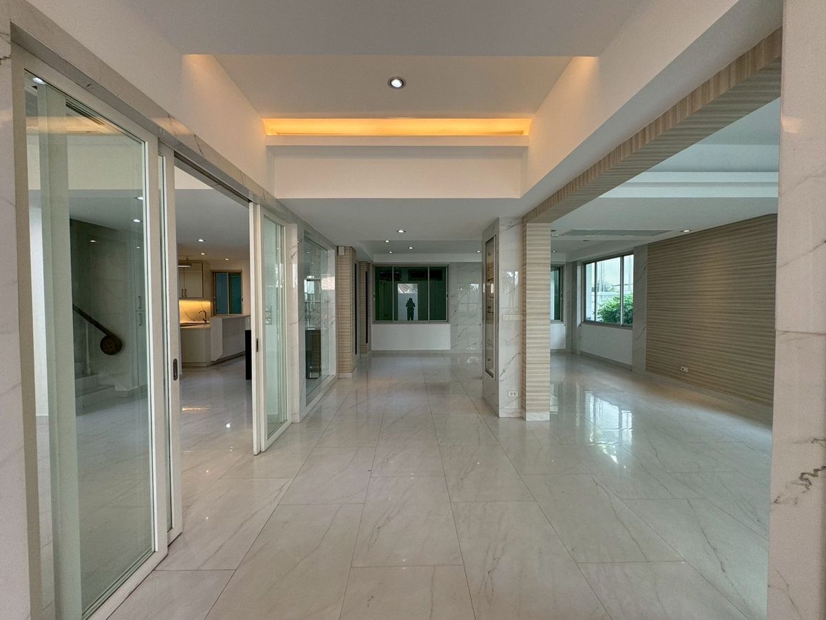 For SaleHouseSukhumvit, Asoke, Thonglor : Renovated House for Sales in Asoke-Nana. Strong Structure 全新装修的别墅出售，阿索克和娜娜区域，房子质量好！** NO CO-AGENT **