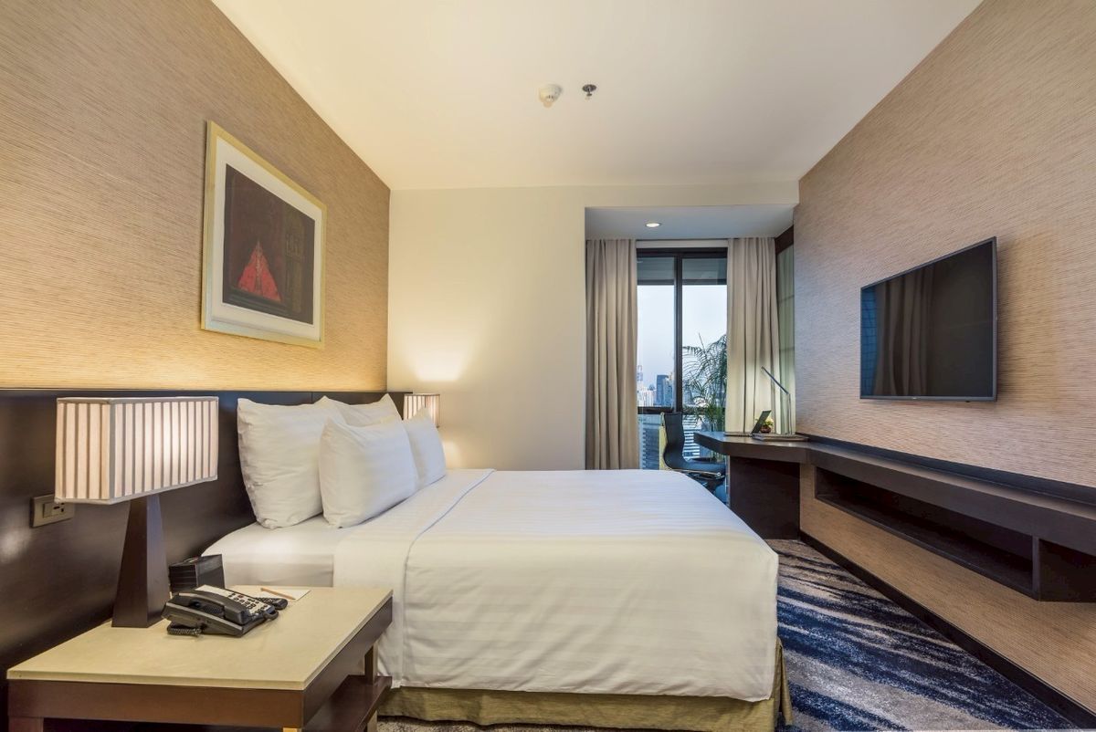 For RentCondoKhlongtoei, Kluaynamthai : ✨ 5 -star luxury condo for rent in the heart of Suchumwit Beautiful room decoration furniture Living room, city view, convenient to travel near BTS Phrom Phong