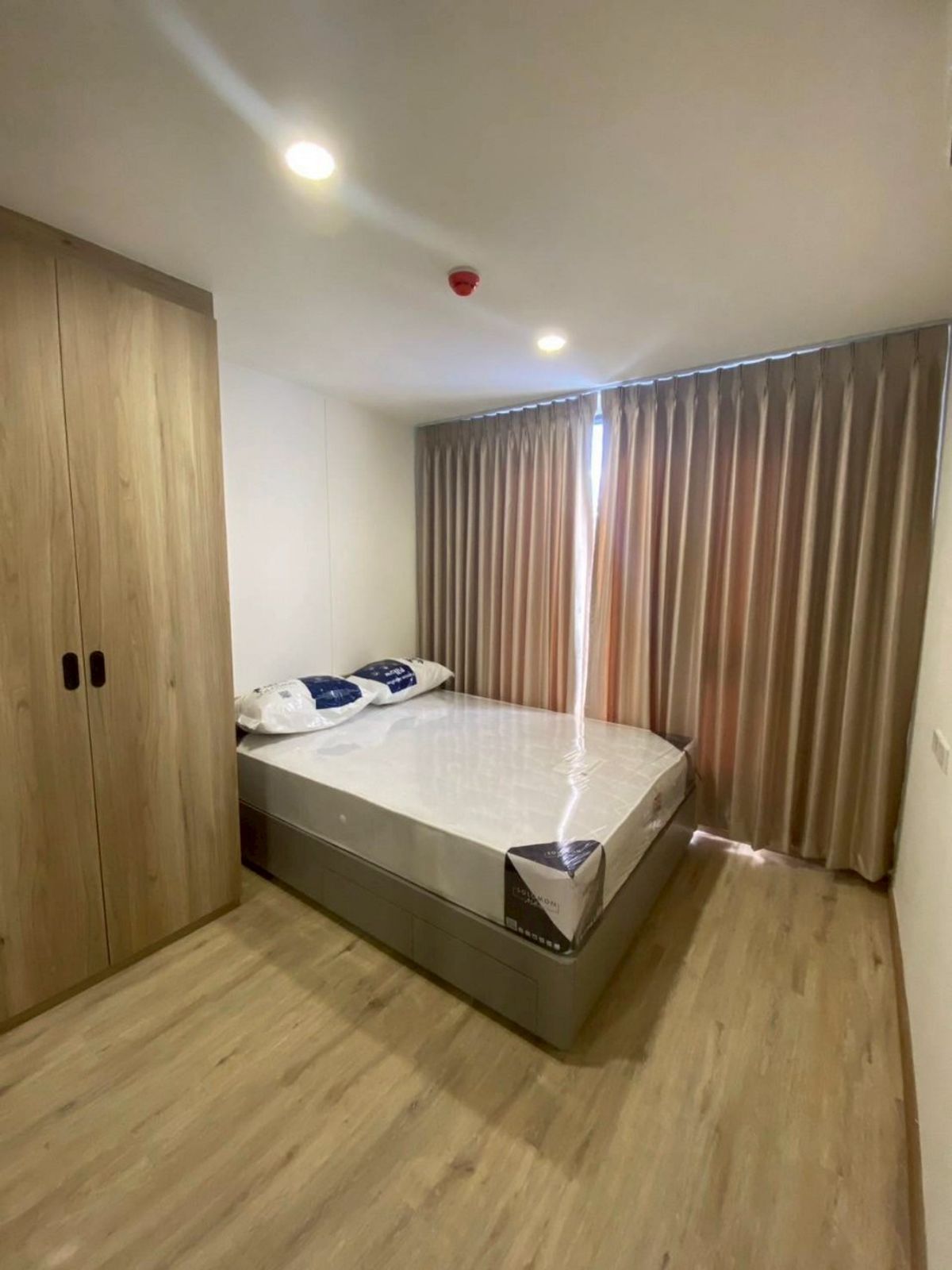 For RentCondoChaengwatana, Muangthong : ONEDER KASET condo for rent, size 28.47 sq.m., decorated with furniture Next to Ngamwongwan Road, only 200 meters from the Bang Khen BTS station near the 5 electric train lines, just 5 minutes to Kasetsart University and 6 minutes to BTS Kasetsart Univers