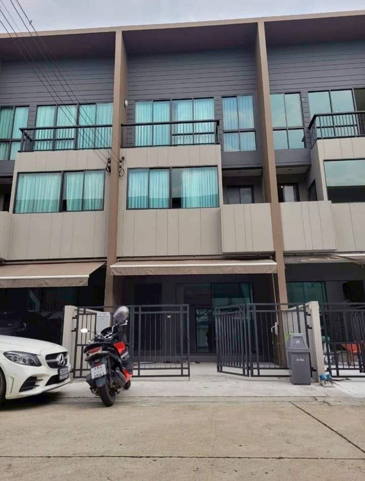 For RentTownhomeSeri Thai, Ramkhamhaeng Nida : 3-storey townhome for rent, Ban Klang Mueang, Lat Phrao- Seri Thai (Soi Seri Thai 52), 3 bedrooms, 3 bathrooms