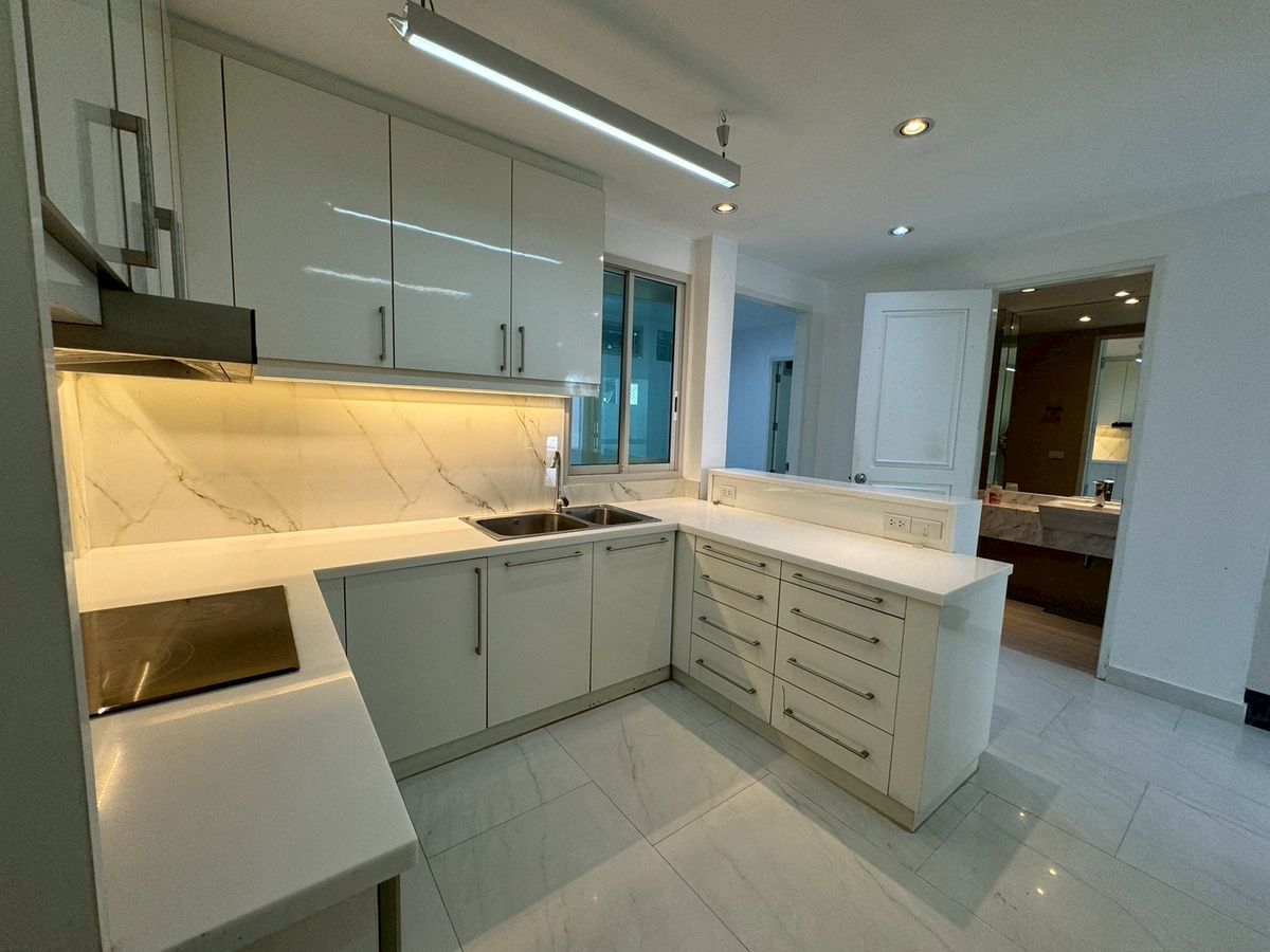 For SaleHouseSukhumvit, Asoke, Thonglor : Renovated House for Sales in Asoke-Nana. Strong Structure 全新装修的别墅出售，阿索克和娜娜区域，房子质量好！** NO CO-AGENT **