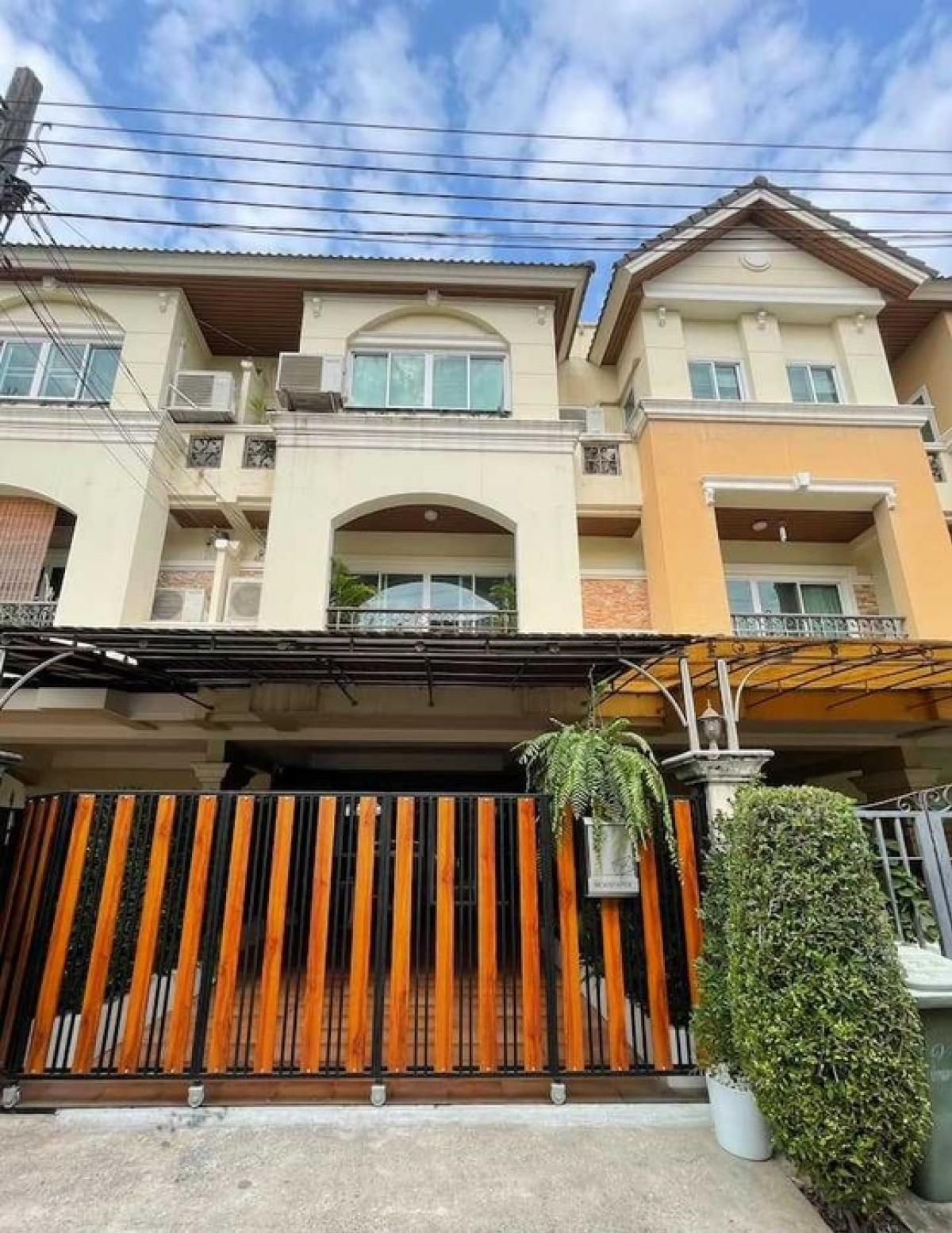 For RentTownhomeChaengwatana, Muangthong : 3-story townhome with beautiful decorative furniture for rent in Prachachuen-Pak Kred Near Dhurakij Pundit University only 1 km.