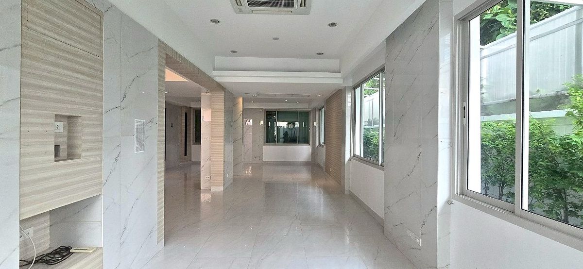 For SaleHouseSukhumvit, Asoke, Thonglor : Renovated House for Sales in Asoke-Nana. Strong Structure 全新装修的别墅出售，阿索克和娜娜区域，房子质量好！** NO CO-AGENT **