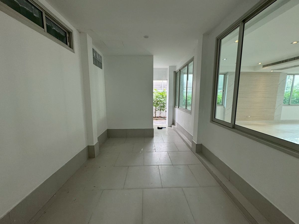 For SaleHouseSukhumvit, Asoke, Thonglor : Renovated House for Sales in Asoke-Nana. Strong Structure 全新装修的别墅出售，阿索克和娜娜区域，房子质量好！** NO CO-AGENT **