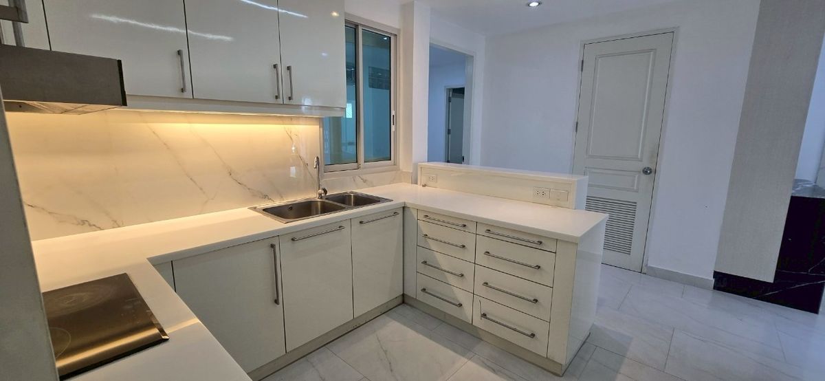 For SaleHouseSukhumvit, Asoke, Thonglor : Renovated House for Sales in Asoke-Nana. Strong Structure 全新装修的别墅出售，阿索克和娜娜区域，房子质量好！** NO CO-AGENT **