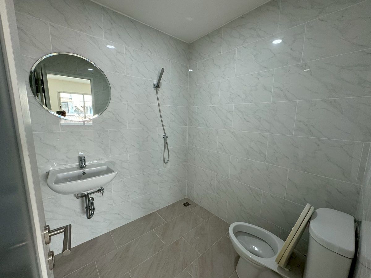 For SaleHouseSukhumvit, Asoke, Thonglor : Renovated House for Sales in Asoke-Nana. Strong Structure 全新装修的别墅出售，阿索克和娜娜区域，房子质量好！** NO CO-AGENT **