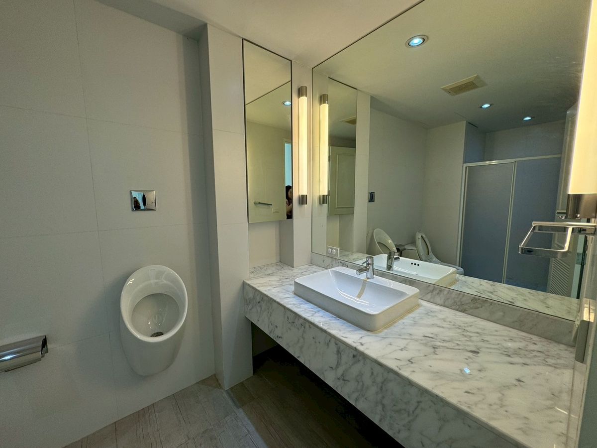 For SaleHouseSukhumvit, Asoke, Thonglor : Renovated House for Sales in Asoke-Nana. Strong Structure 全新装修的别墅出售，阿索克和娜娜区域，房子质量好！** NO CO-AGENT **