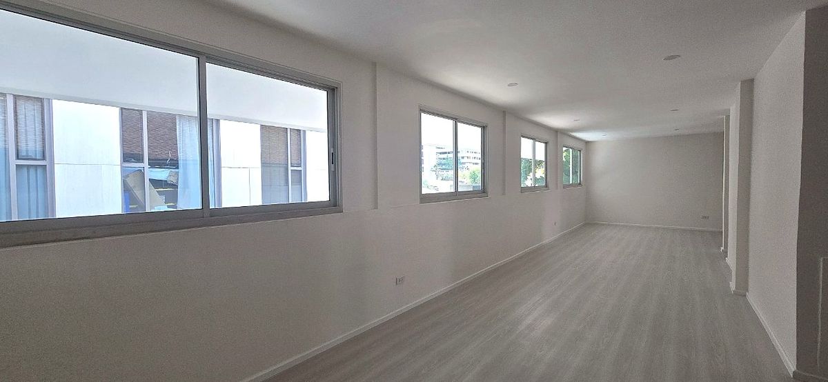 For SaleHouseSukhumvit, Asoke, Thonglor : Renovated House for Sales in Asoke-Nana. Strong Structure 全新装修的别墅出售，阿索克和娜娜区域，房子质量好！** NO CO-AGENT **