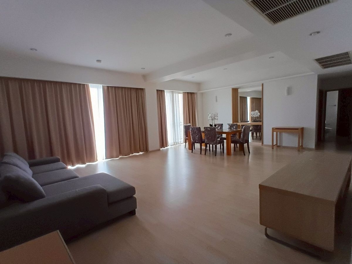ให้เช่าคอนโดสุขุมวิท อโศก ทองหล่อ : condo baan sukhumvit27(low rise) 2 bed 150 sq.m. bts asoke