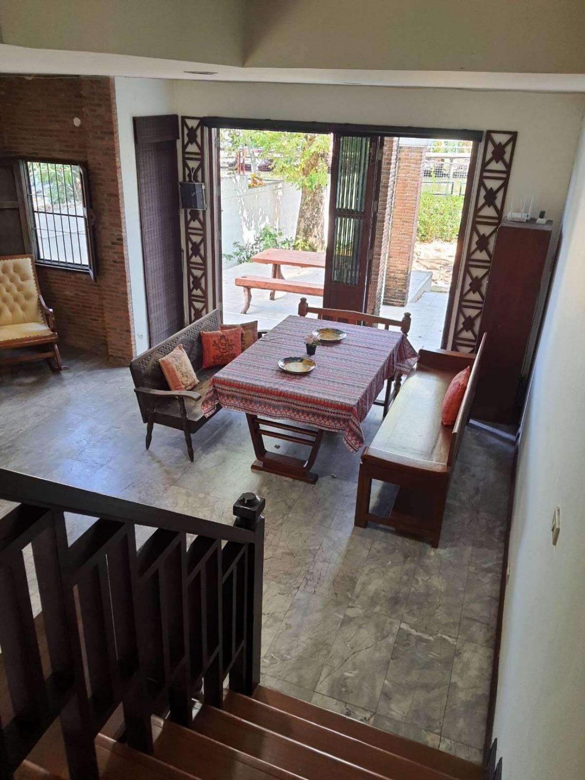 For SaleTownhomeOnnut, Udomsuk : 🎉FOR RENT and SALE 📌TOWNHOME in Sukhumvit77 (Onut 21/1) 3 BDRMS 180 SQM🔻 3 -story townhome, 3 bedrooms, 4 bedrooms, along the Phra Khanong Canal Enter Soi Onnut 21/1, only 300 meters. Convenient. Can park 2 cars.