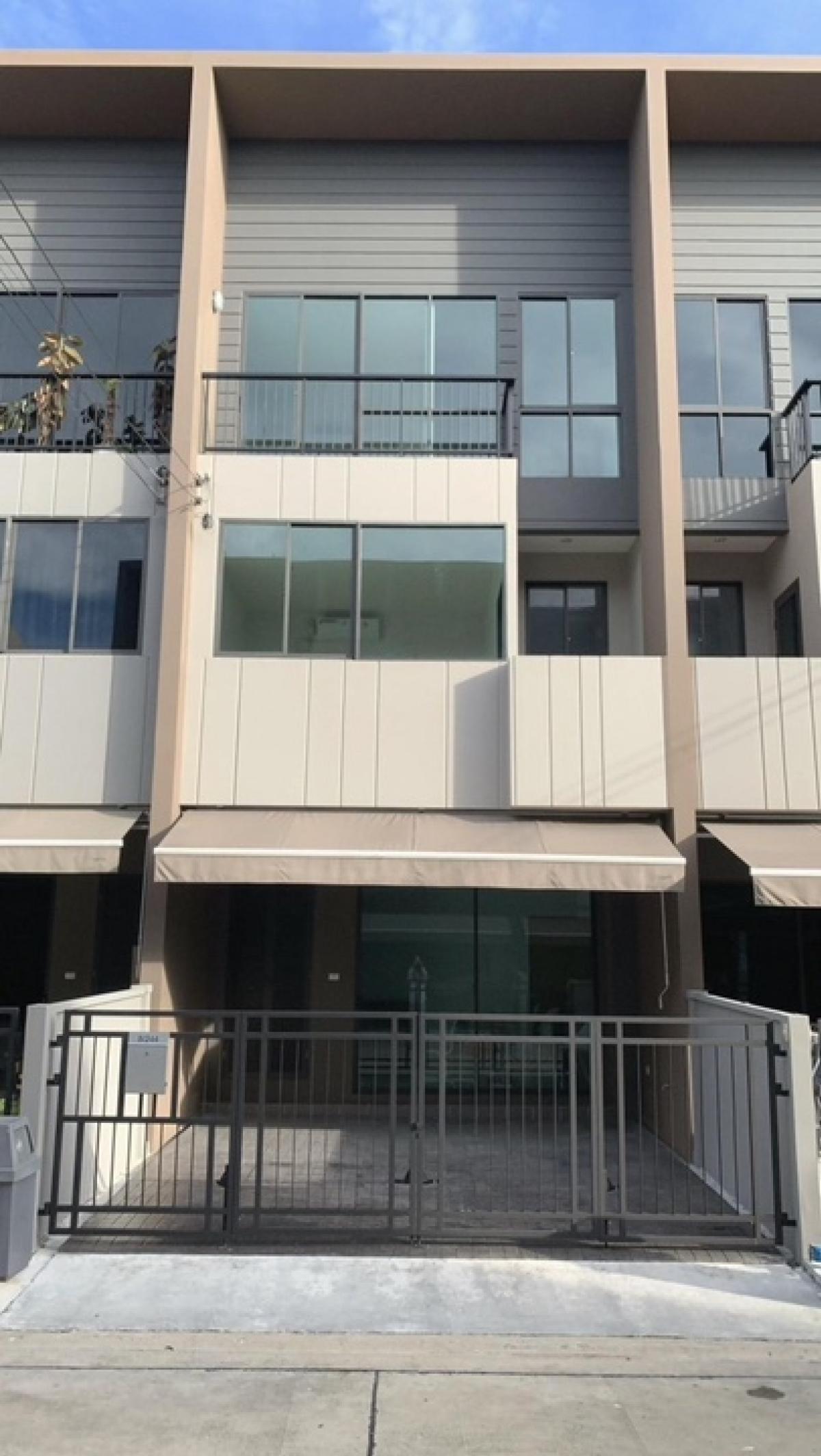 For RentTownhomeSeri Thai, Ramkhamhaeng Nida : Rent a 3 -story townhome, Ban Klang Mueang Lat Phrao Seri Thai Complete furniture ✅28,000/month ✅