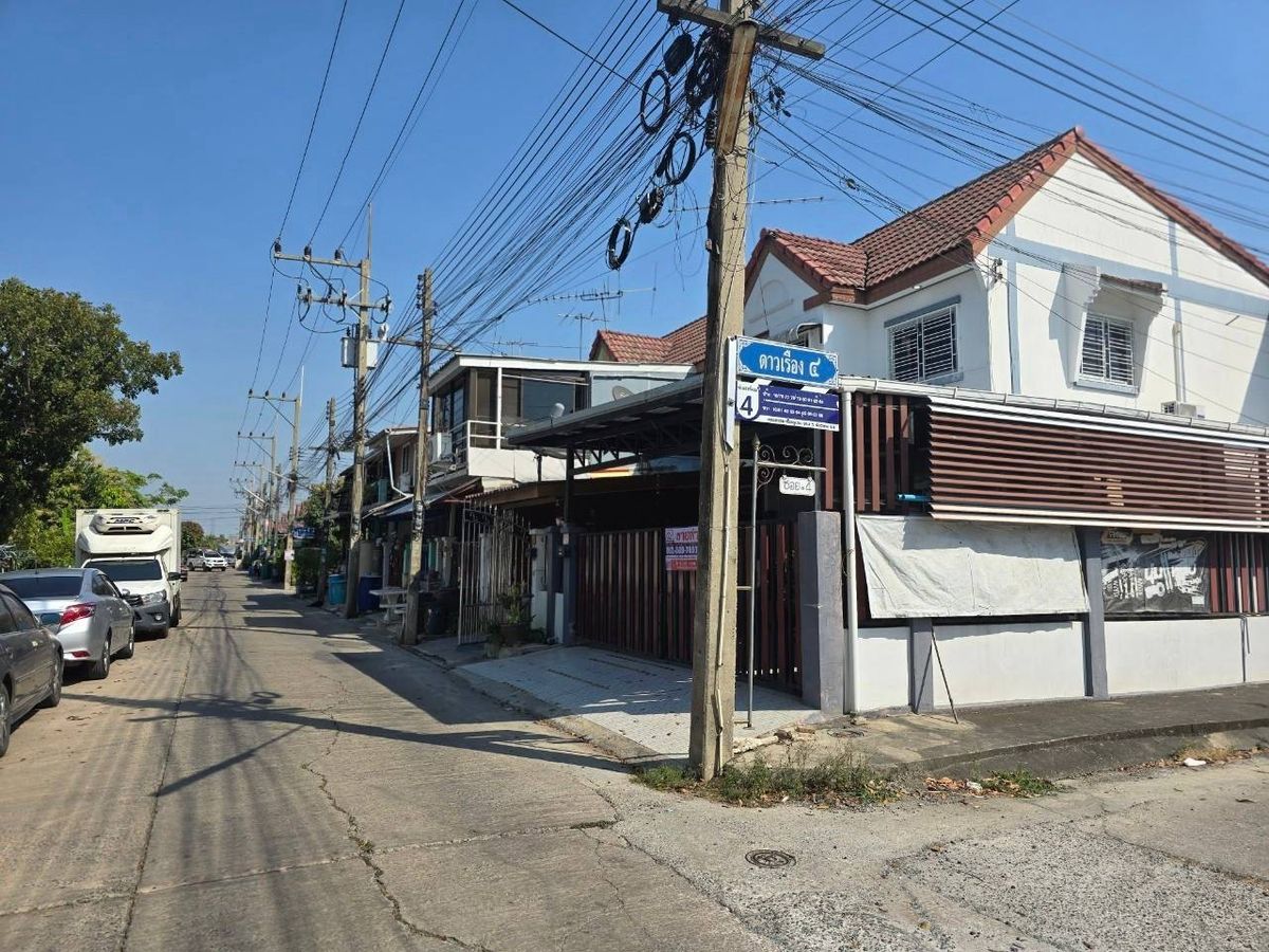 ขายทาวน์โฮมปทุมธานี รังสิต ธรรมศาสตร์ : ทาวน์เฮ้าน์  2 ชั้น ทำเลดี หลังมุม หมู่บ้าน ดาวเรือง ซอย 3 (ซอยวัดบุญชูชื่น) ถนนรังสิต – ปทุมธานี  ต.สวนพริกไทย อ.เมืองปทุมธานี จ.ปทุมธานี  