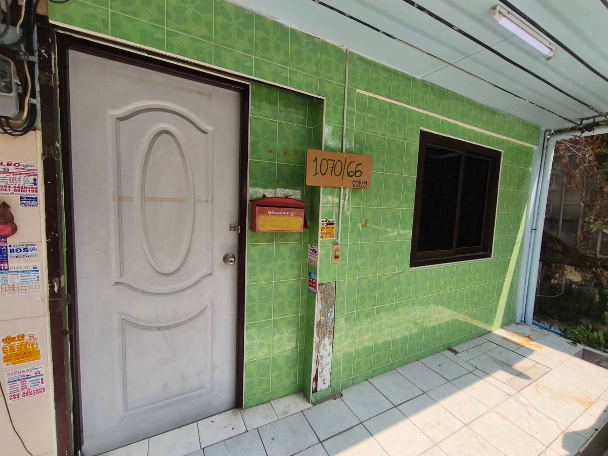 For RentTownhomeOnnut, Udomsuk : Townhouse for rent, 2 floors, 15 sq.w., 2 bedrooms, 2 bathrooms, Soi 101/1 Wachiratham 40