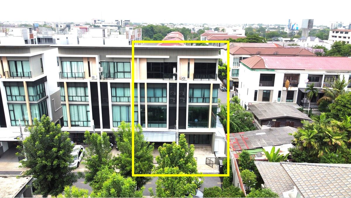 For RentHome OfficeKaset Nawamin,Ladplakao : Selling and renting a 4-story Home Office, 2 booths next to each other after the PREMIUM PLACE-Nawamin project corner, good location on the main road.