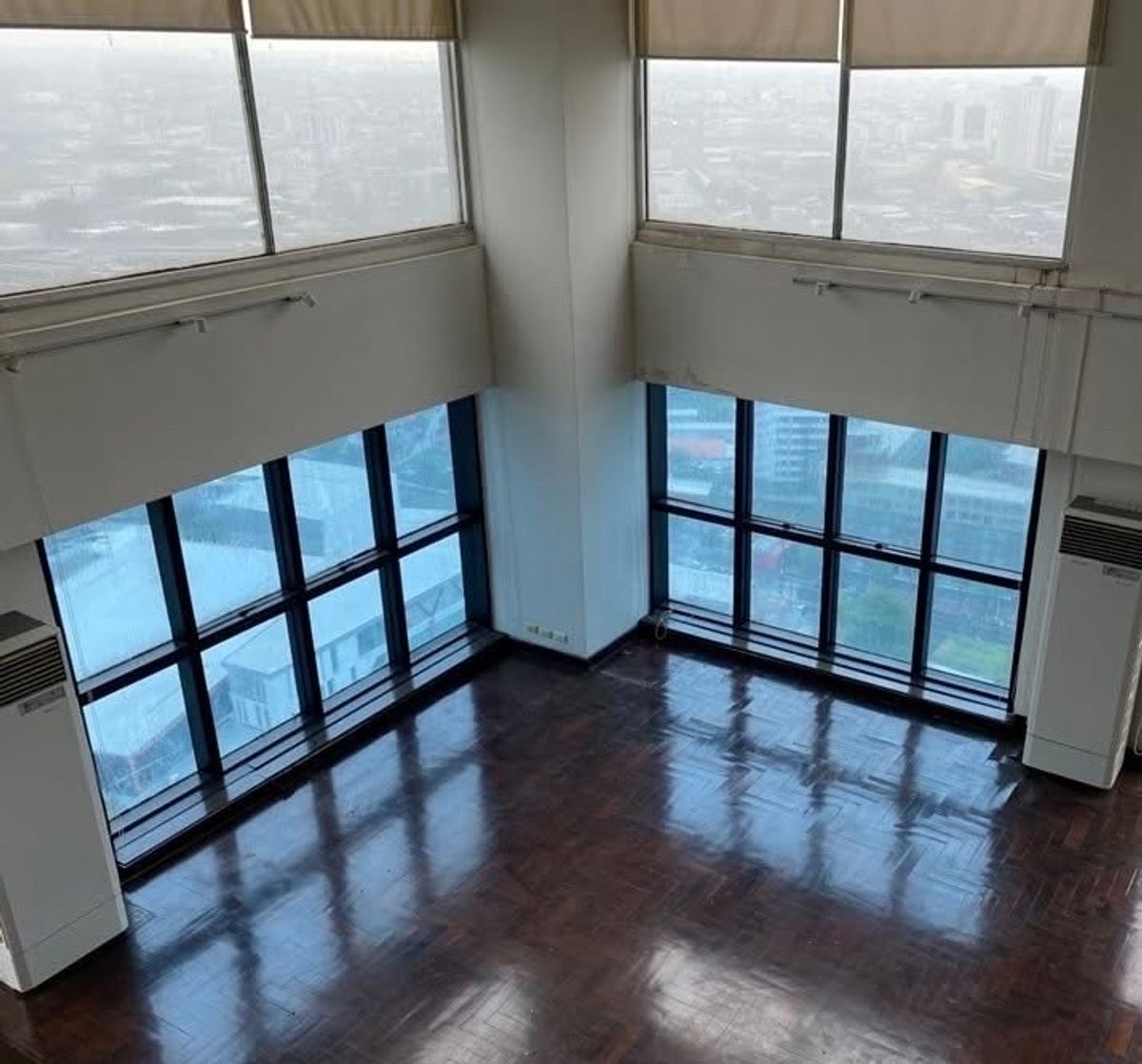 ขายคอนโดบางนา แบริ่ง ลาซาล : 📢👇Rare item, Very good price for PENTHOUSE DUPLEX, just opposite Central Bangna, big balcony , unblocked view, no damage from incident 