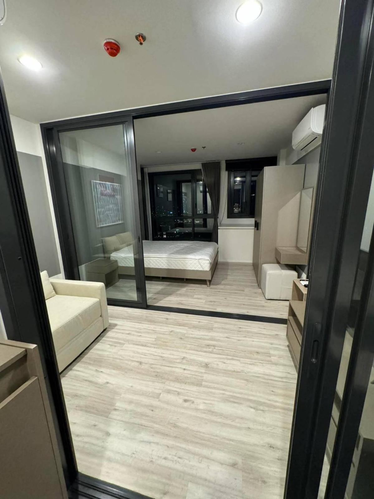 For RentCondoRatchadapisek, Huaikwang, Suttisan : XT Huaikhwang, Studio bed, 18500 per month