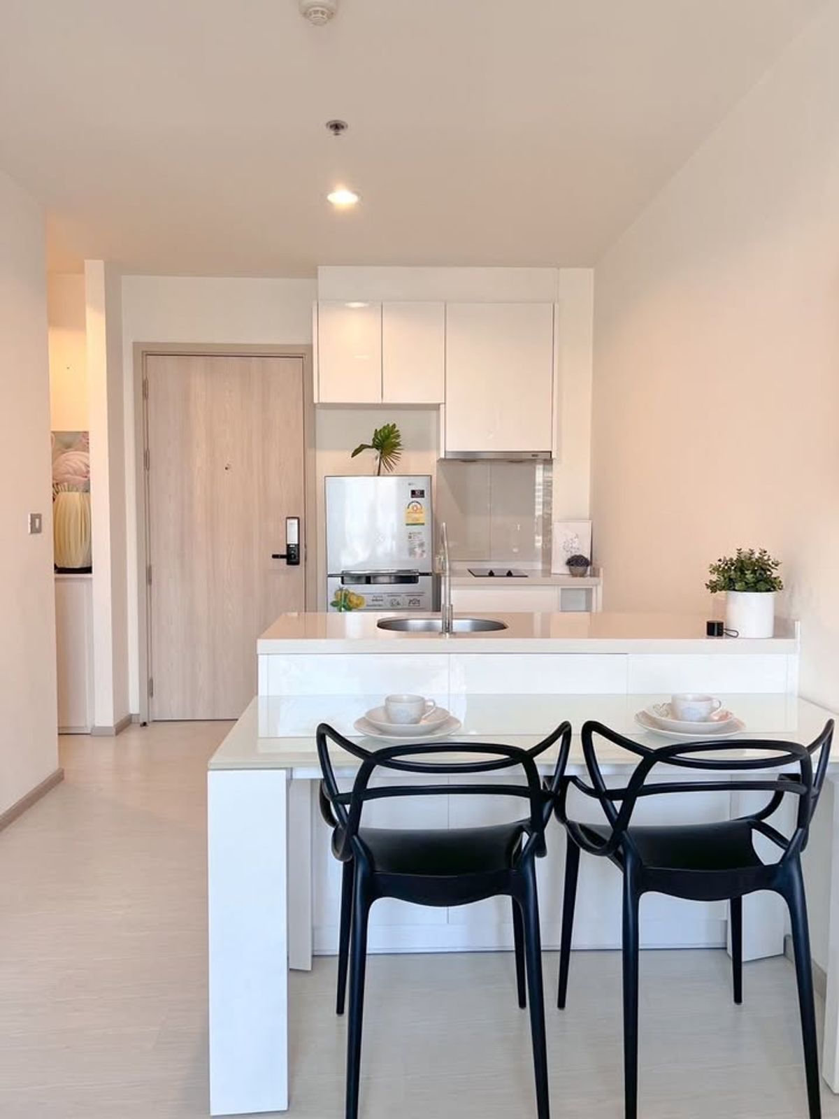 คอนโดสุขุมวิท อโศก ทองหล่อ : Selling Condo 1 bedroom big size next to BTS Ekkamai. Contact Agent Aey Tel./Line: 093-939-7861