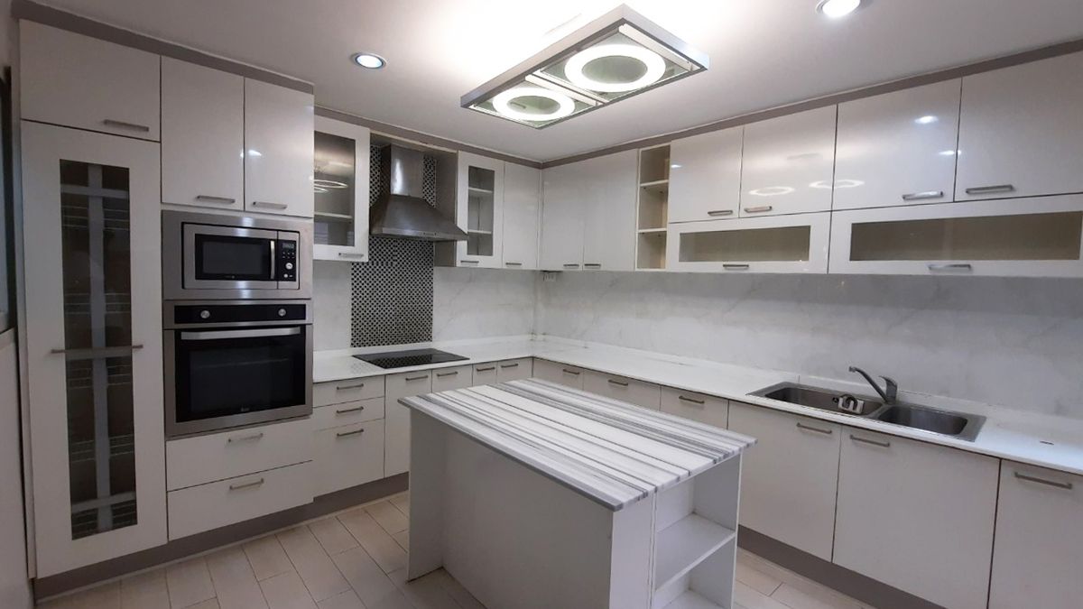 TownhomePattanakan, Srinakarin : Townhouse for Rent / Sale, Varatorn Ville Pattanakarn 44, 4 storey, 5 beds near Thonglor, Motorway 