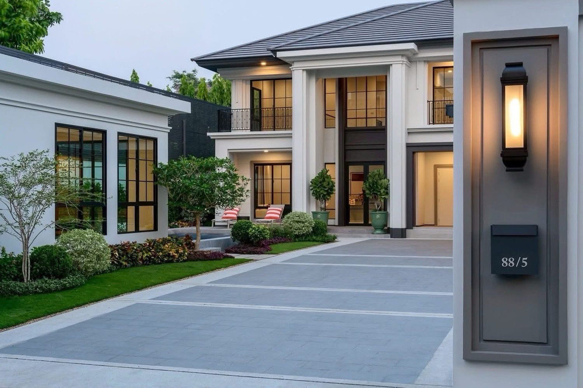 For SaleHouseSamut Prakan,Samrong : ✅ Luxury detached house with a swimming pool Almost half a rai on the land! Else Bearing 32 matches to visit the project 📲 095-9299924 (project sales department)