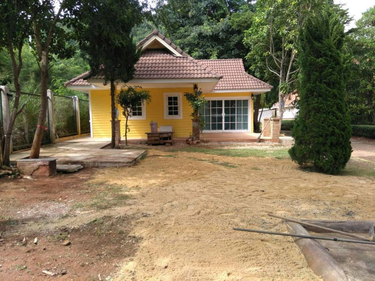 ขายที่ดินโคราช นครราชสีมา : ขายที่ดินพร้อมสิ่งปลูกสร้าง 87 ตร.ว. ถนนธนะรัชต์ ทางขึ้นเขาใหญ่ บรรยากาศดีพร้อมอยู่ ปากช่อง นครราชสีมา 