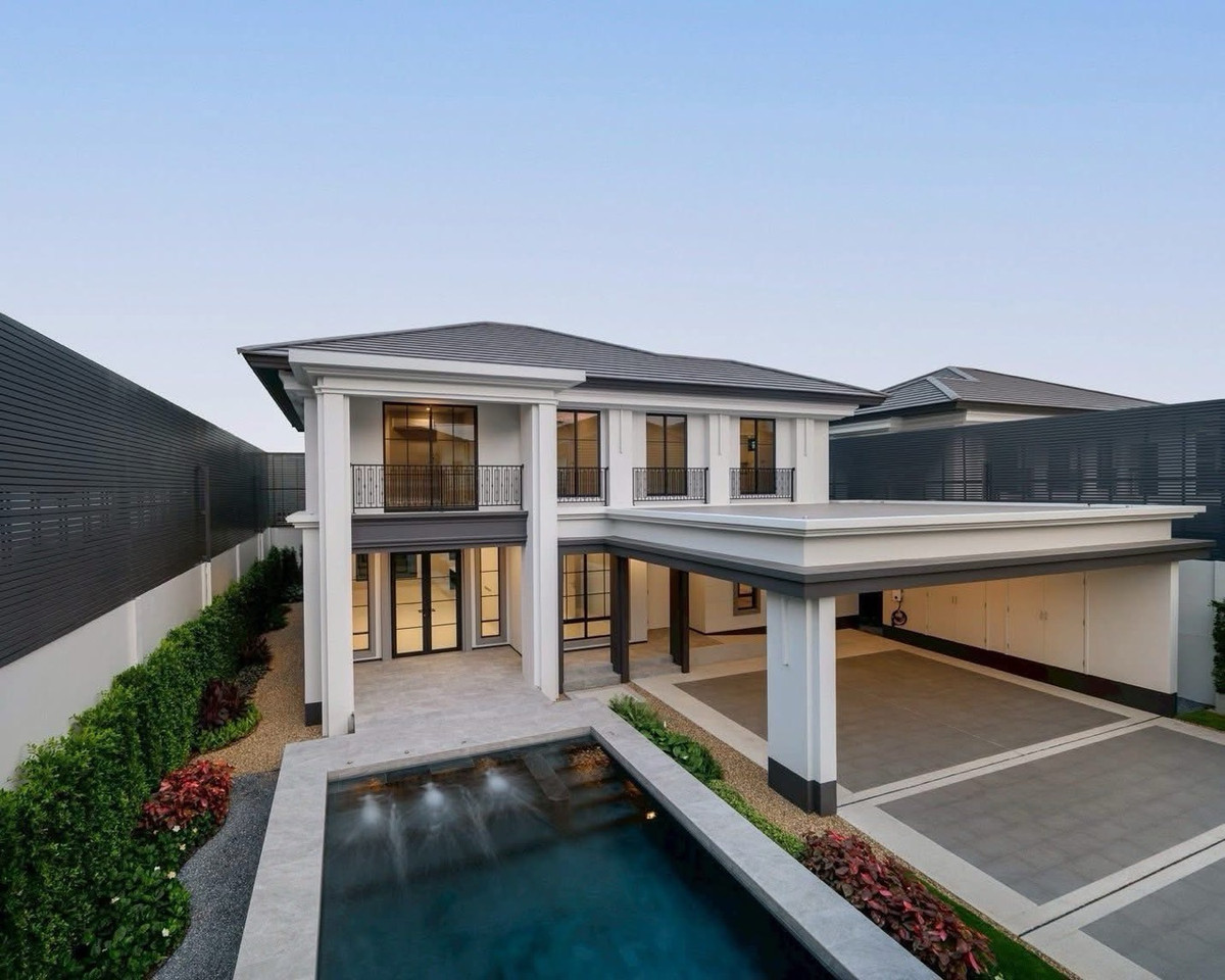 For SaleHouseSamut Prakan,Samrong : ✅ Luxury detached house with a swimming pool Almost half a rai on the land! Else Bearing 32 matches to visit the project 📲 095-9299924 (project sales department)