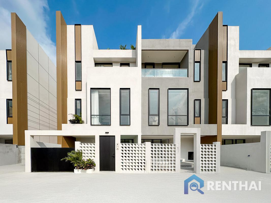 ขายทาวน์โฮมพัทยา บางแสน ชลบุรี สัตหีบ : สำหรับ ขาย ทาวน์เฮ้าส์  ที่ Aura Villa Reserve