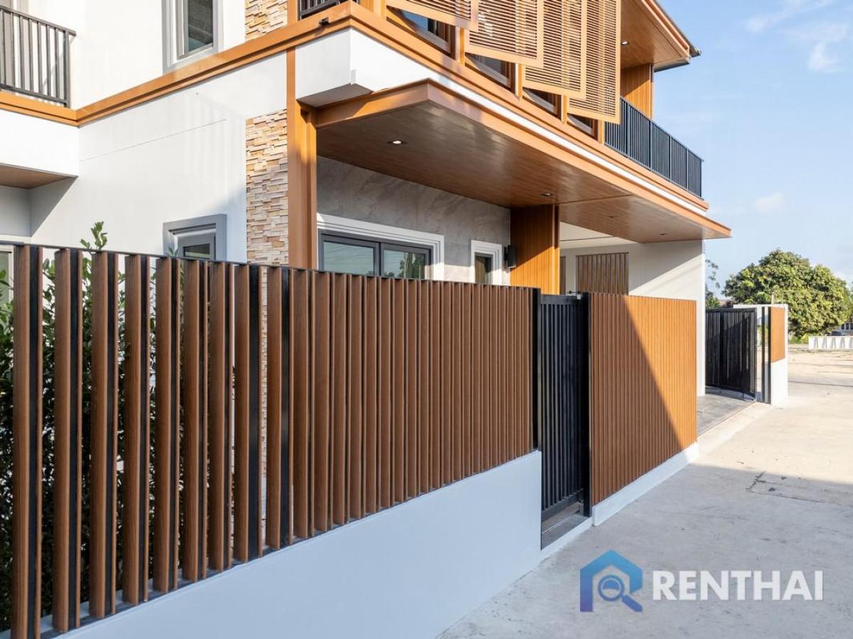 For SaleHousePattaya, Bangsaen, Chonburi : 3-Bedroom Home Pattaya Near Mapprchan Lake