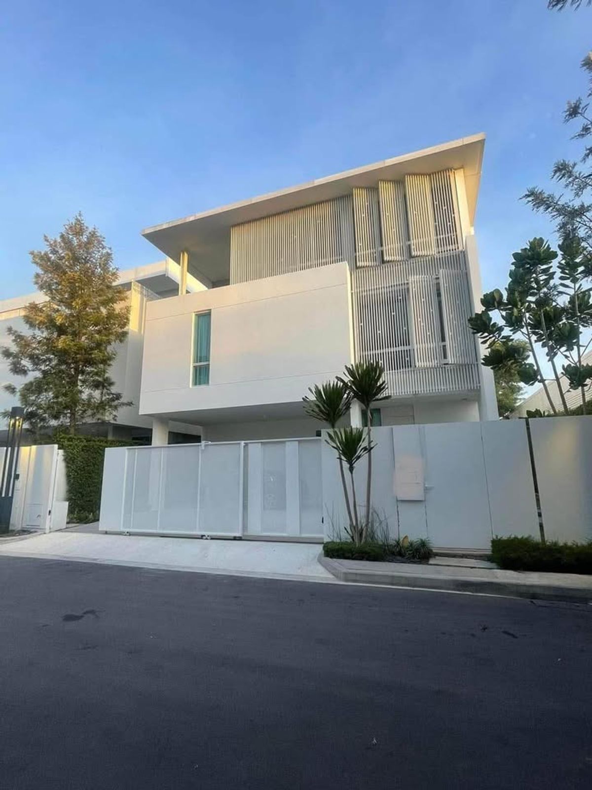 For RentHouseYothinpattana,CDC : Rent a 3 -story detached house with luxury elevators (near Ram Inthra Express)