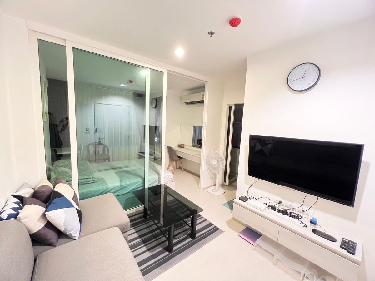For RentCondoSamut Prakan,Samrong : Condo rental aspire Erawan, new renovated room Swimming pool view With complete furniture The central part is full. Next to BTS Erawan / call 099-149-5164