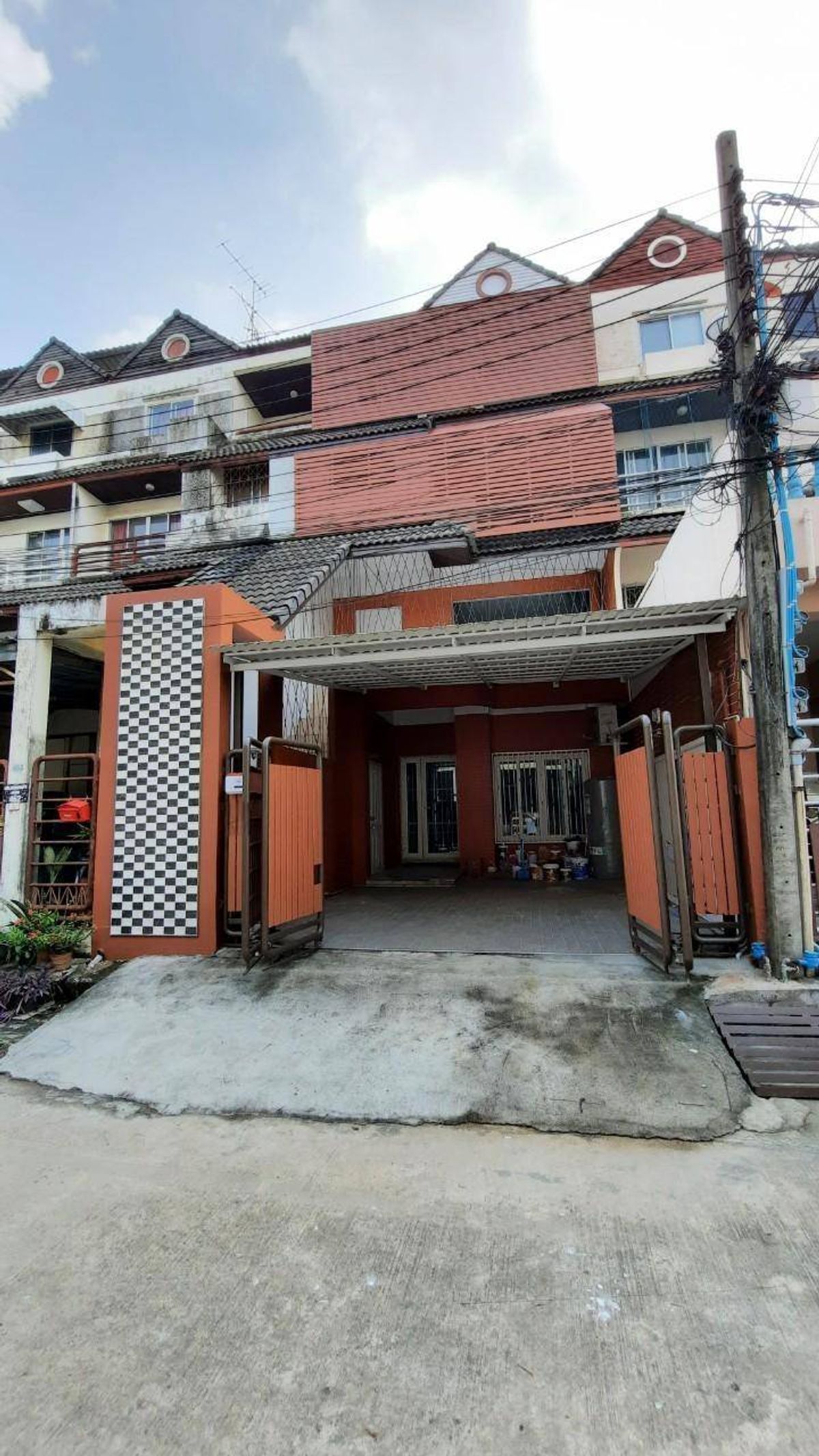 For RentTownhomePattanakan, Srinakarin : Rent a Townhome Warathornwill Phatthanakan 44, near Home Pro Rama 9, just 7 minutes.