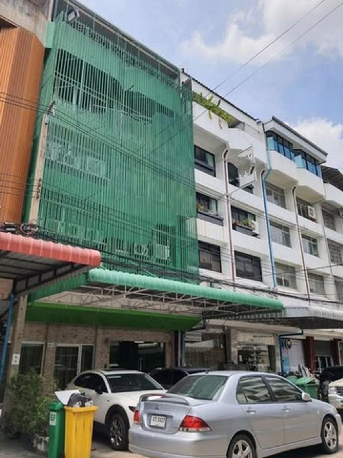 For RentShop HouseRatchadapisek, Huaikwang, Suttisan : HR2368, rent a 5 -story commercial building with an elevator, only 270 meters away from MRT Ratchadaphisek, suitable for office clinic.
