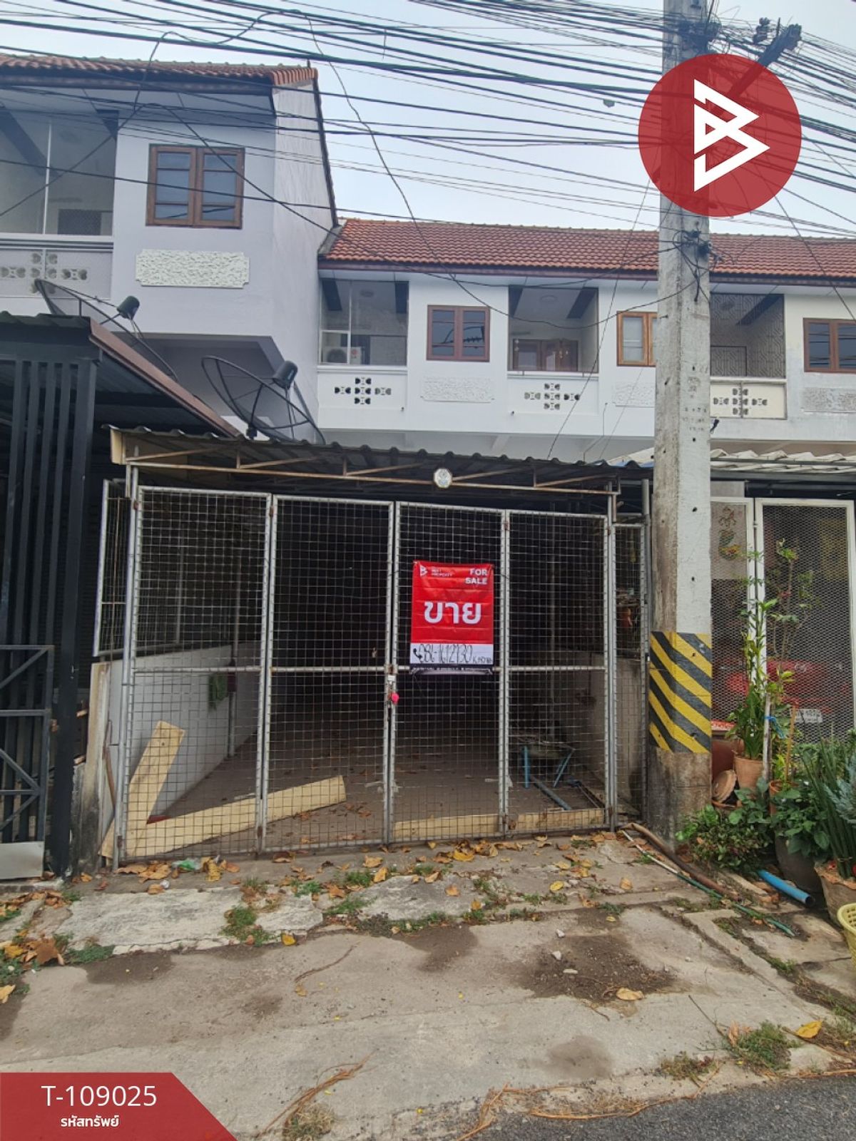 For SaleTownhomeSamut Songkhram : 2 -story townhouse for sale, area 22 sq.wah, some people at Samut Songkhram