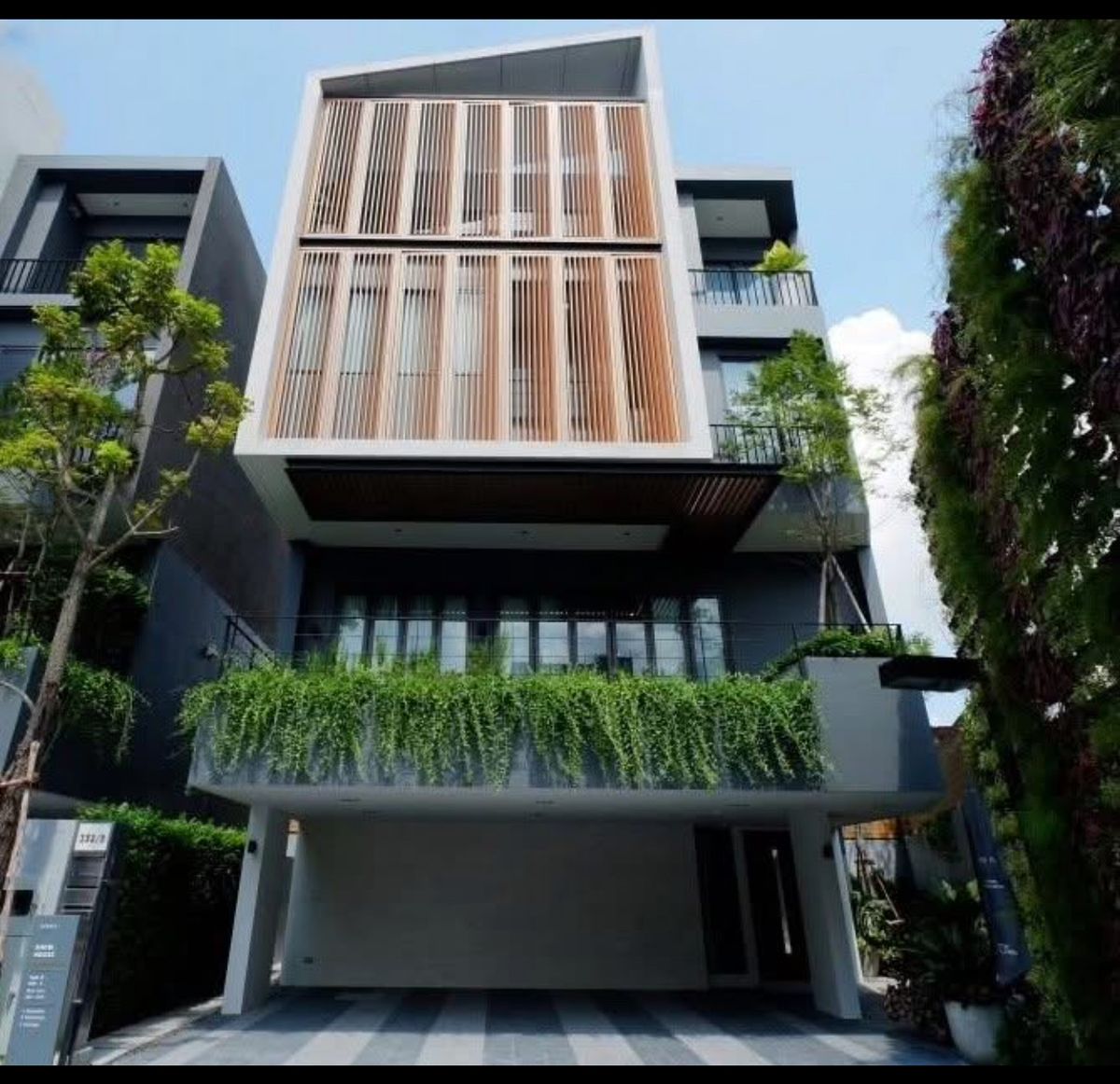 For RentHouseSukhumvit, Asoke, Thonglor : Private Residence 5 Floor. 4 Bed/ 6 Bath 500+ SQM. Heart of Ekamai. Pet- Friendly. - Private Residence in Compound (Arna Ekamai)