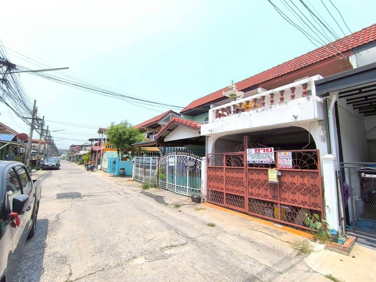 ขายทาวน์โฮมนนทบุรี บางใหญ่ บางบัวทอง : ทาวน์เฮ้าส์ 2 ชั้น ทำเลดี หมู่บ้านหงส์ประยูร 1 ซอย ½ ใกล้ตลาดบางบัวทอง ถนนรัตนาธิเบศร์ ต.บางรักพัฒนา อ.บางบัวทอง จ.นนทบุรี