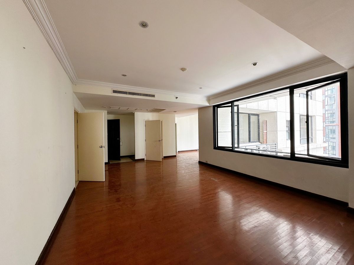 ขายคอนโดสาทร นราธิวาส : 🌟 Luxury Condo in Sathorn at an Unbeatable Price! 🌟 🏙 Baan Piya Sathorn | Corner Unit | 23rd Floor | Spacious 184.44 SQ.M.